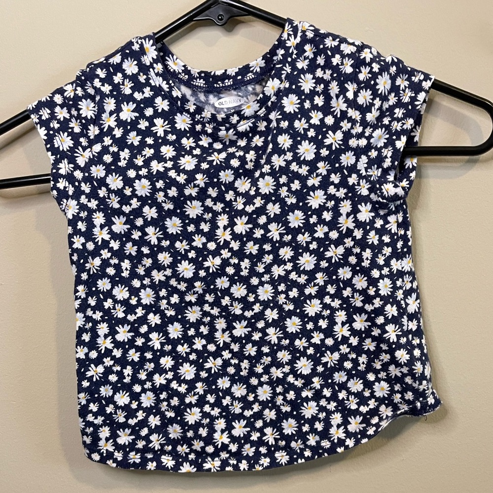 Old Navy girls top.  Gently used, like new.  Size 2T.